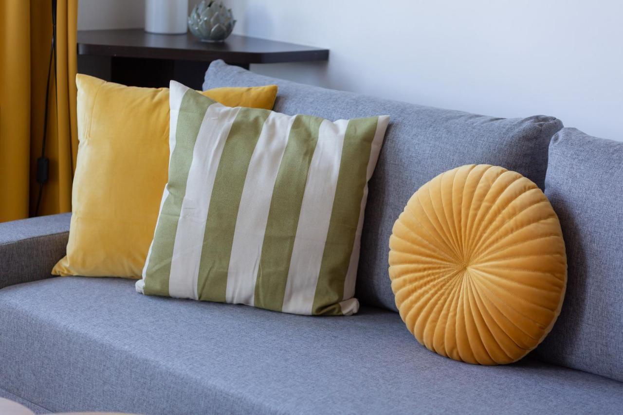 Cozy With Balcony By Renters Apartament