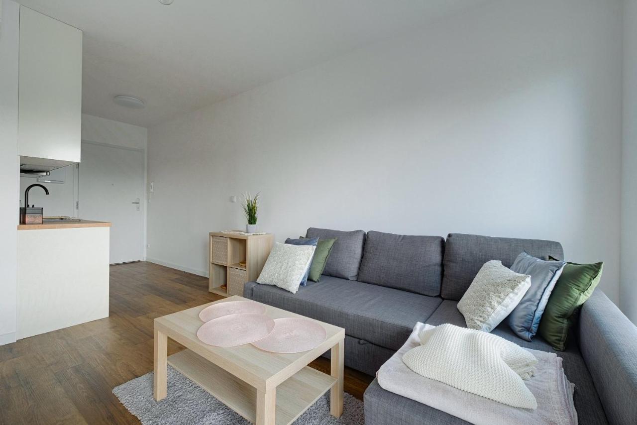 White Studio Targowa 10 Apartment *