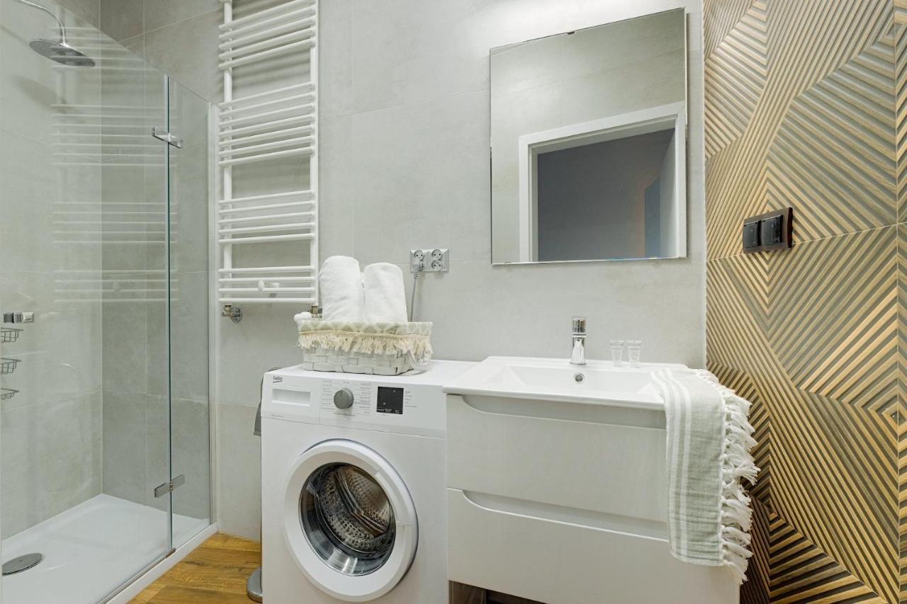 White Studio Targowa 10 Apartment *
