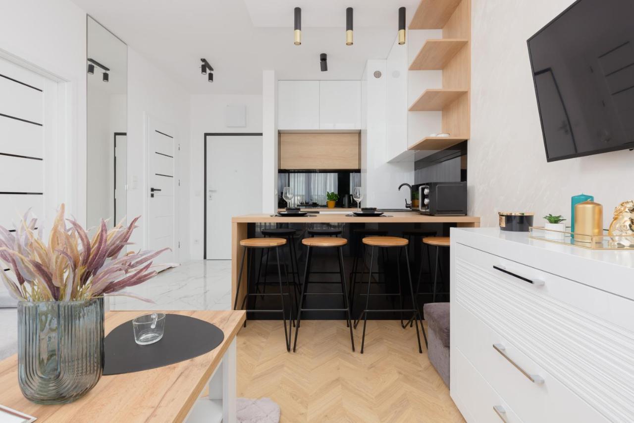 Kotsisa With Parking By Renters *