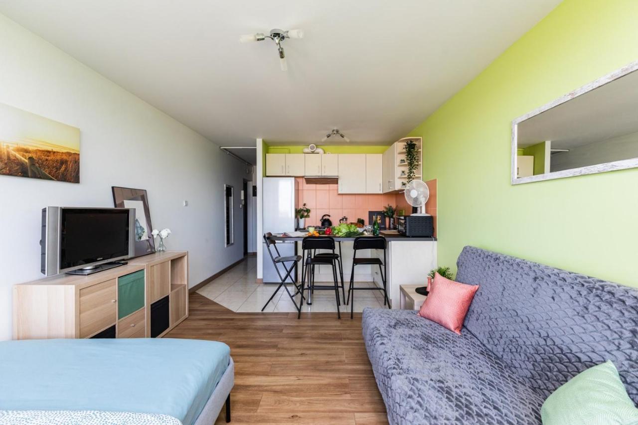Superapart Saska 48a, Sleek 6th-floor With Balcony & Elevator Access Apartament