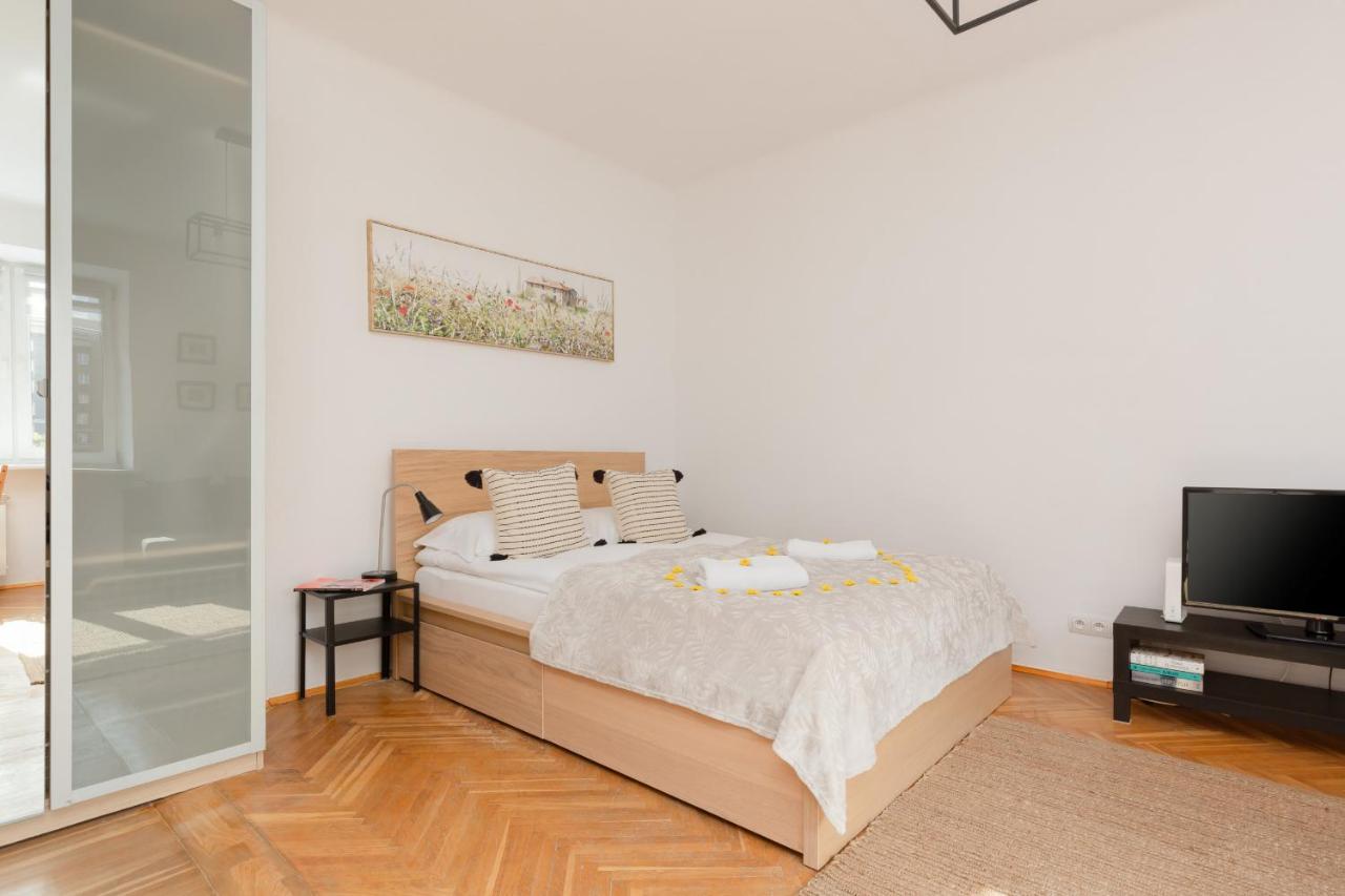Căn hộ Cozy Studio In The Heart Of Warsaw, Elektoralna By Renters *