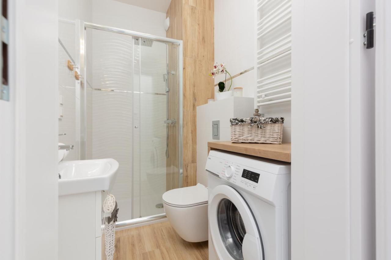 Apartment Kotsisa With Parking By Renters *