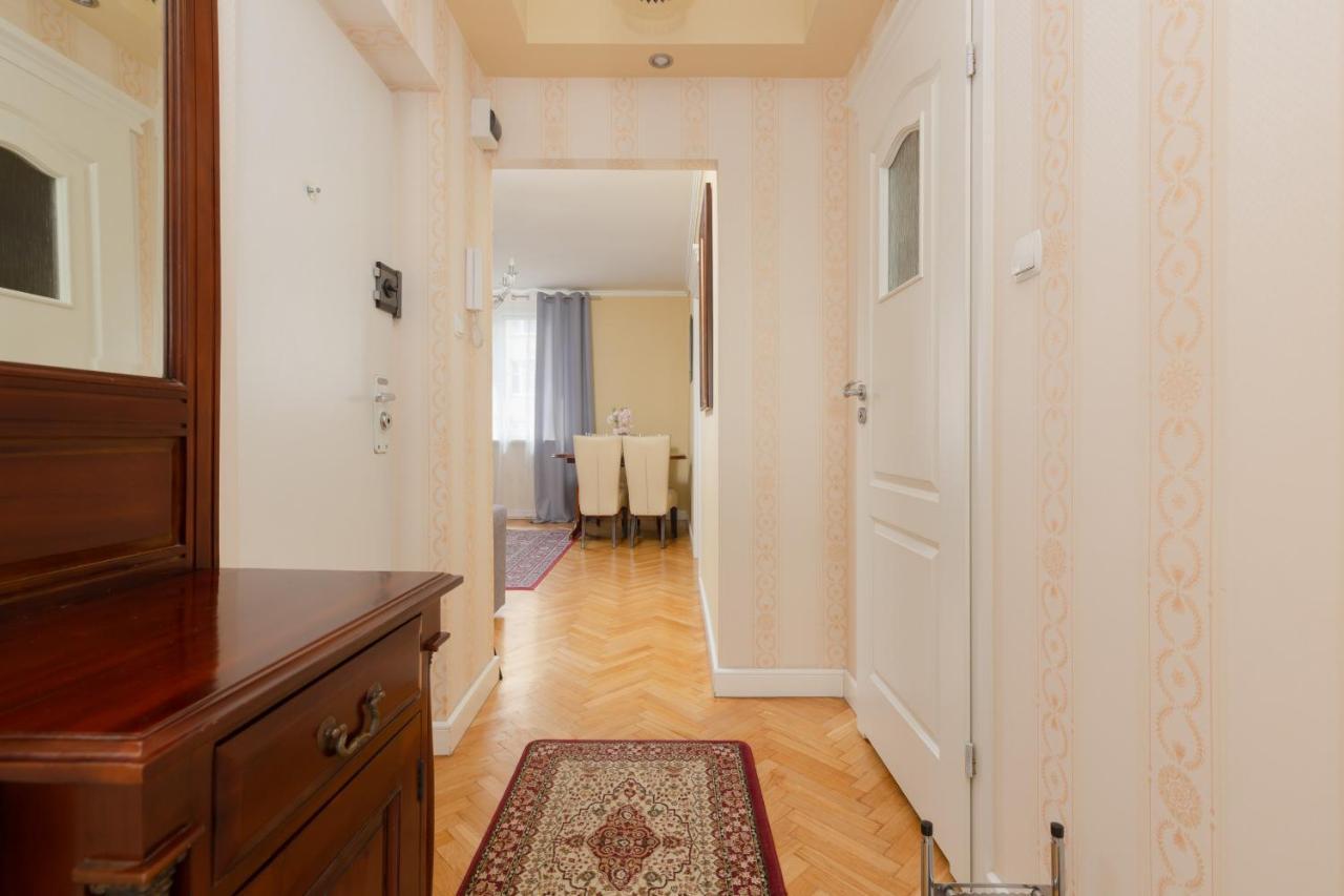Apartment Miodowa Krasinski Garden By Renters *