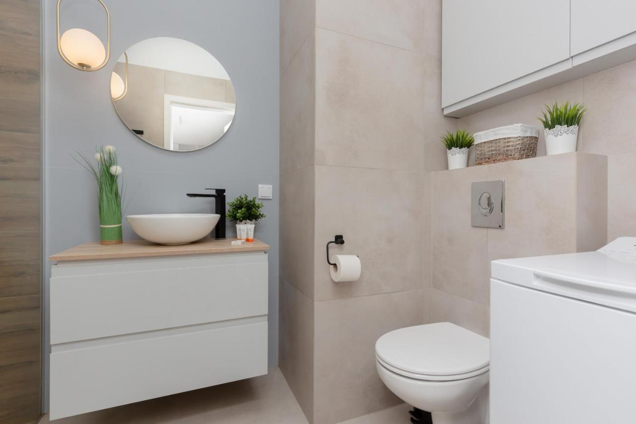 Modern With Balcony Mokotow Aignera By Renters Apartamento