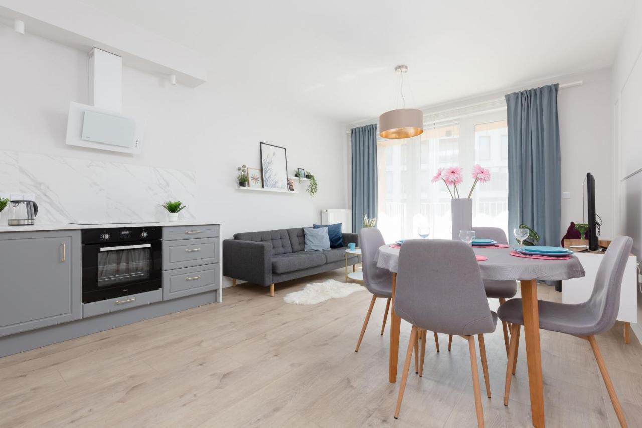 Modern With Balcony Mokotow Aignera By Renters Apartamento