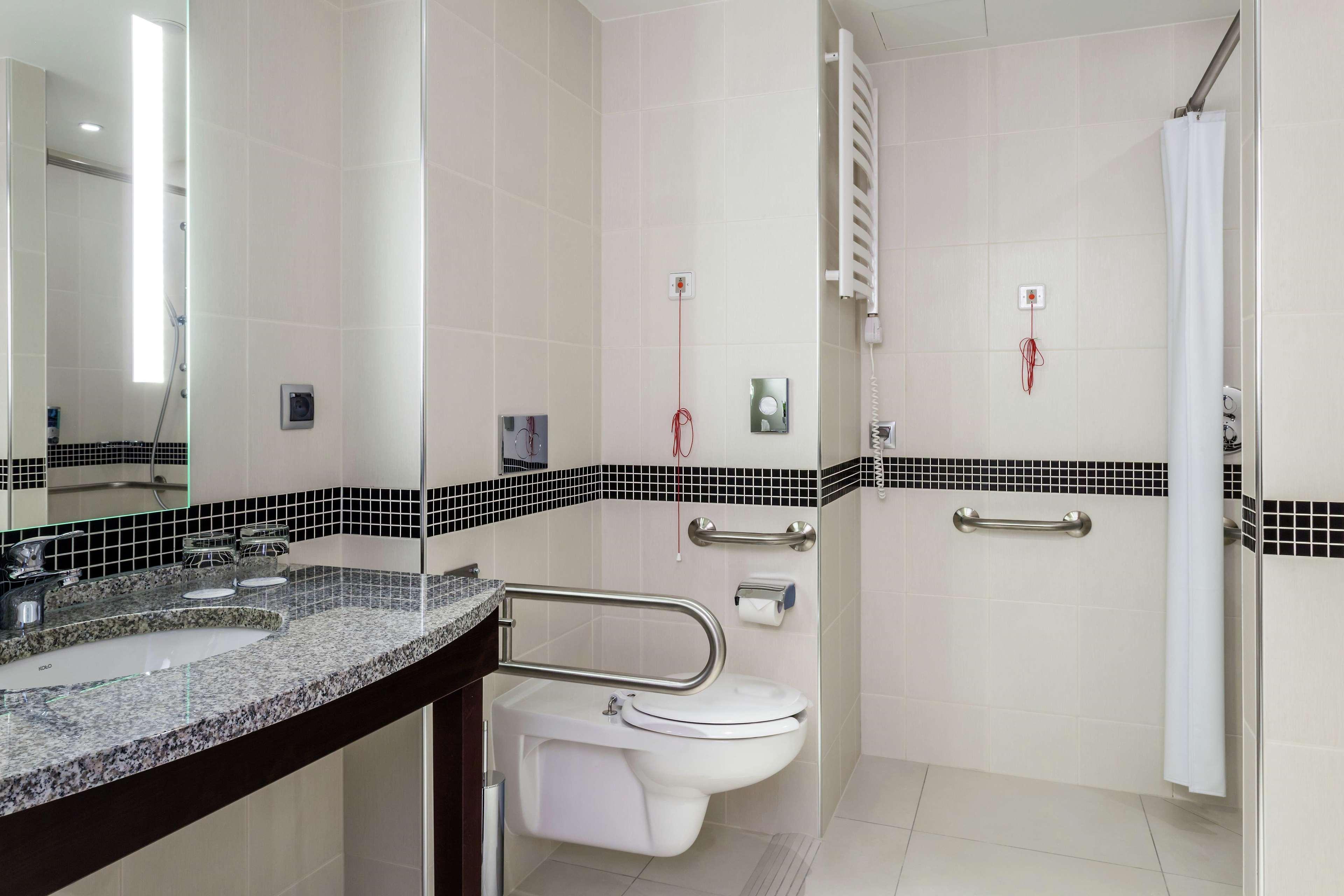 Hotel Hampton By Hilton Airport 3*