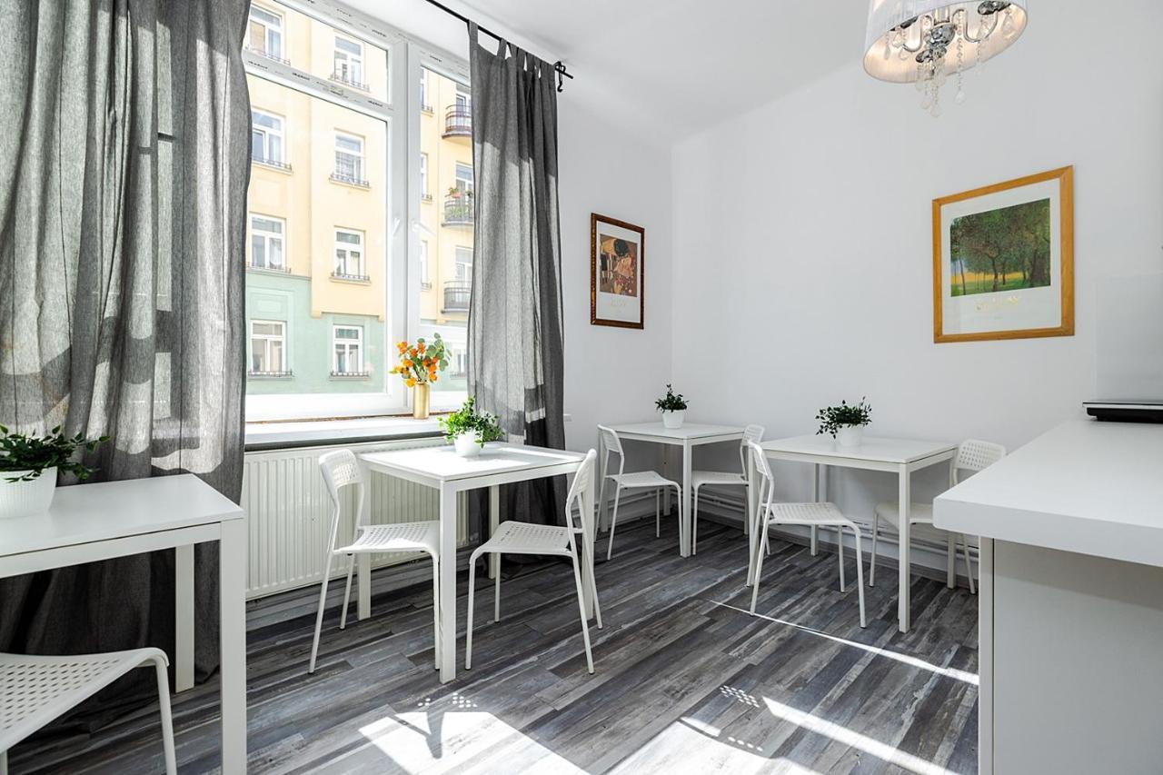 Hostel Unit In Solec50 By Metro Station Centrum Kopernika Elektrownia Powisle Stadion Narodowy