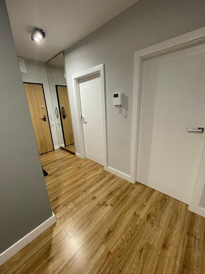 Z Parkingiem, Obok Metra. Apartament