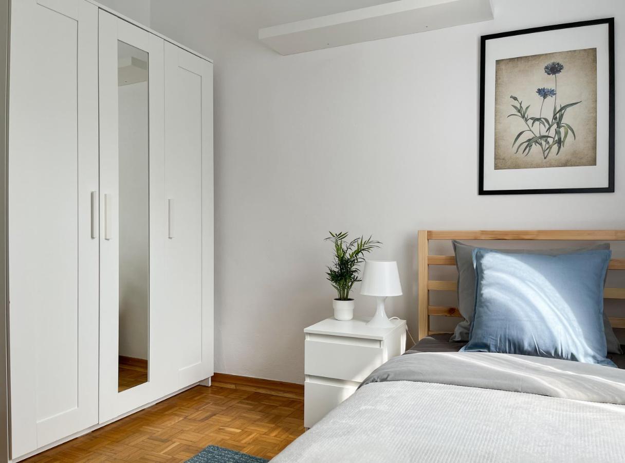Hostel Flower House Chopin Airport *