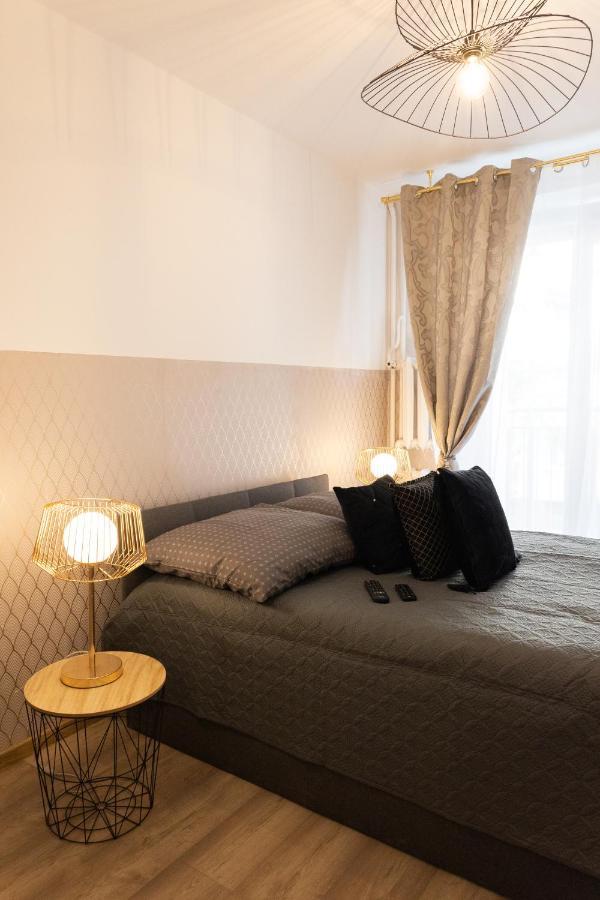 Clicktheflat Zurawia Street *