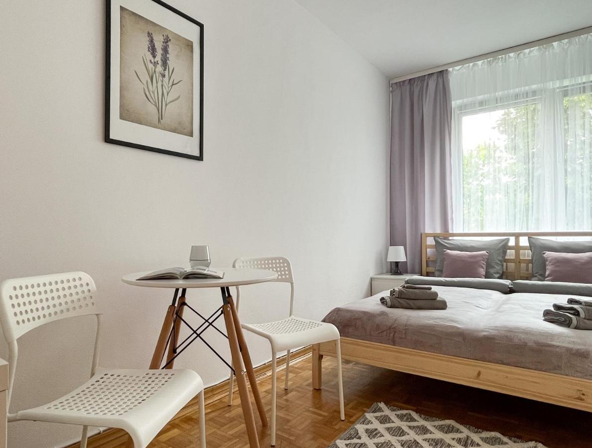Hostel Flower House Chopin Airport