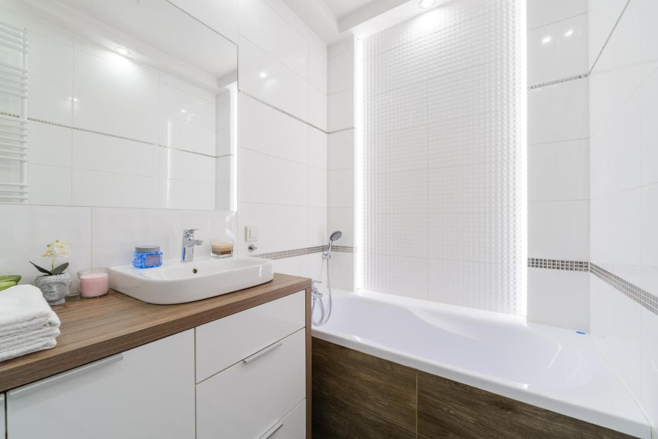 Modern With Access To The Pool Near Rondo Daszynskiego Station *