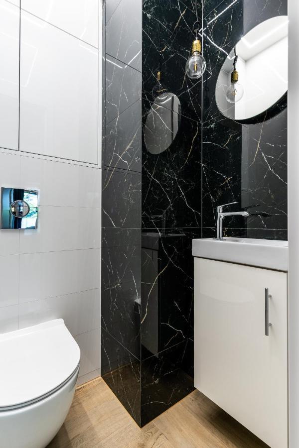 Luxury Mennica - Golden - Center *