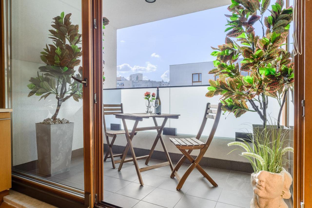Apartment Lumina With A Large Balcony Near Presidential Palace And River