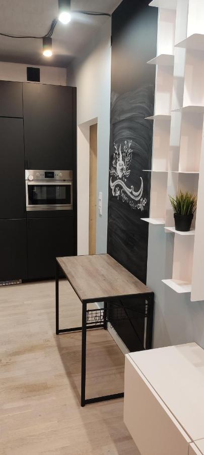 Be My Guest- Fontany Luxury Metro Wi-fi Free Parking Zone Apartment
