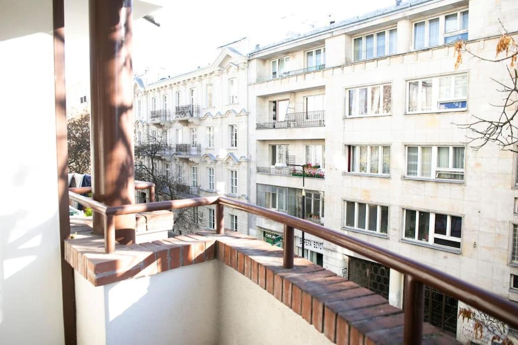 Apartment Oomph Center Well Designed With Balcony