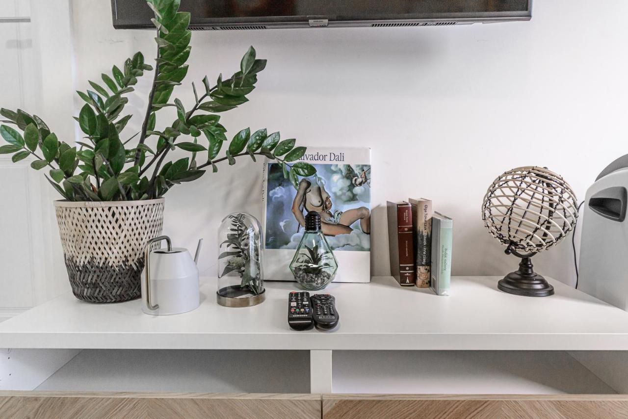 Luxury On Grzybowska Street In Apartment Warsaw