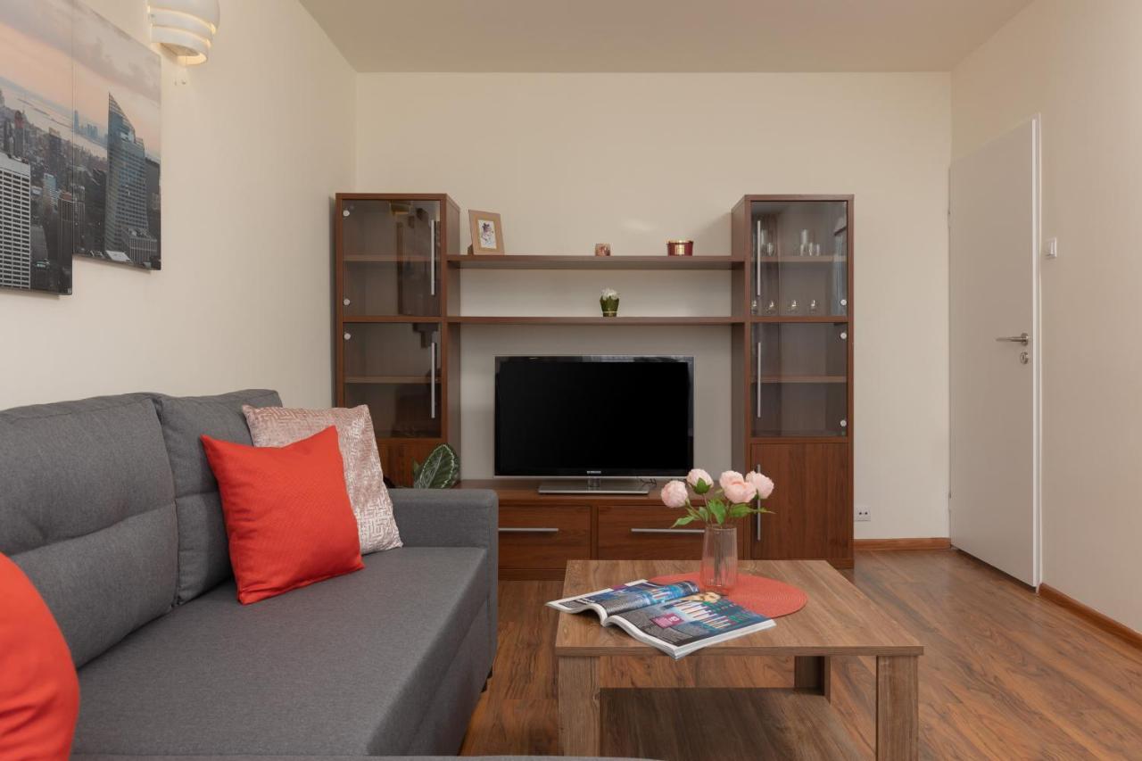 Praga Two-bedroom Kobielska By Renters