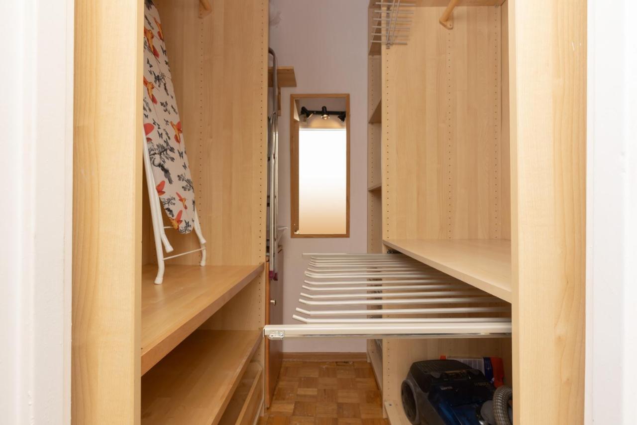 Praga Two-bedroom Kobielska By Renters