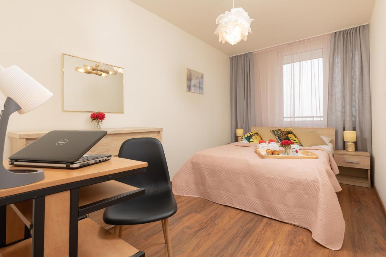 Praga Two-bedroom Kobielska By Renters