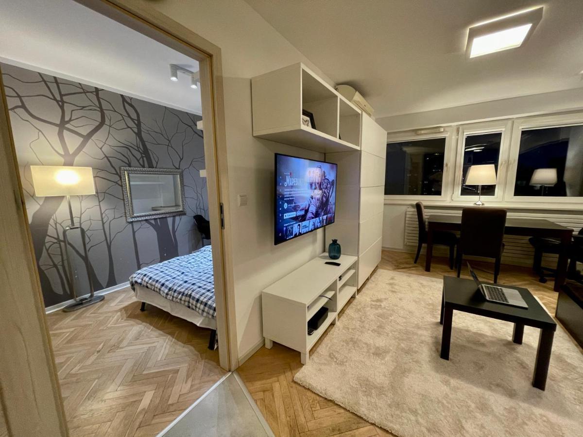Aircondition Orange 4 Metro 65'tv Fast Wifi Netflix Hbo Appletv Apartament *