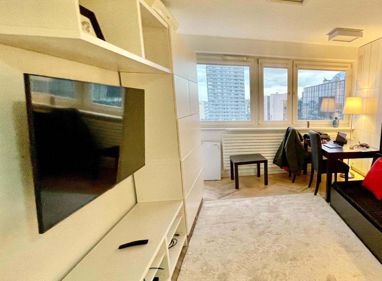 Apartament Aircondition Orange 4 Metro 65'tv Fast Wifi Netflix Hbo Appletv *