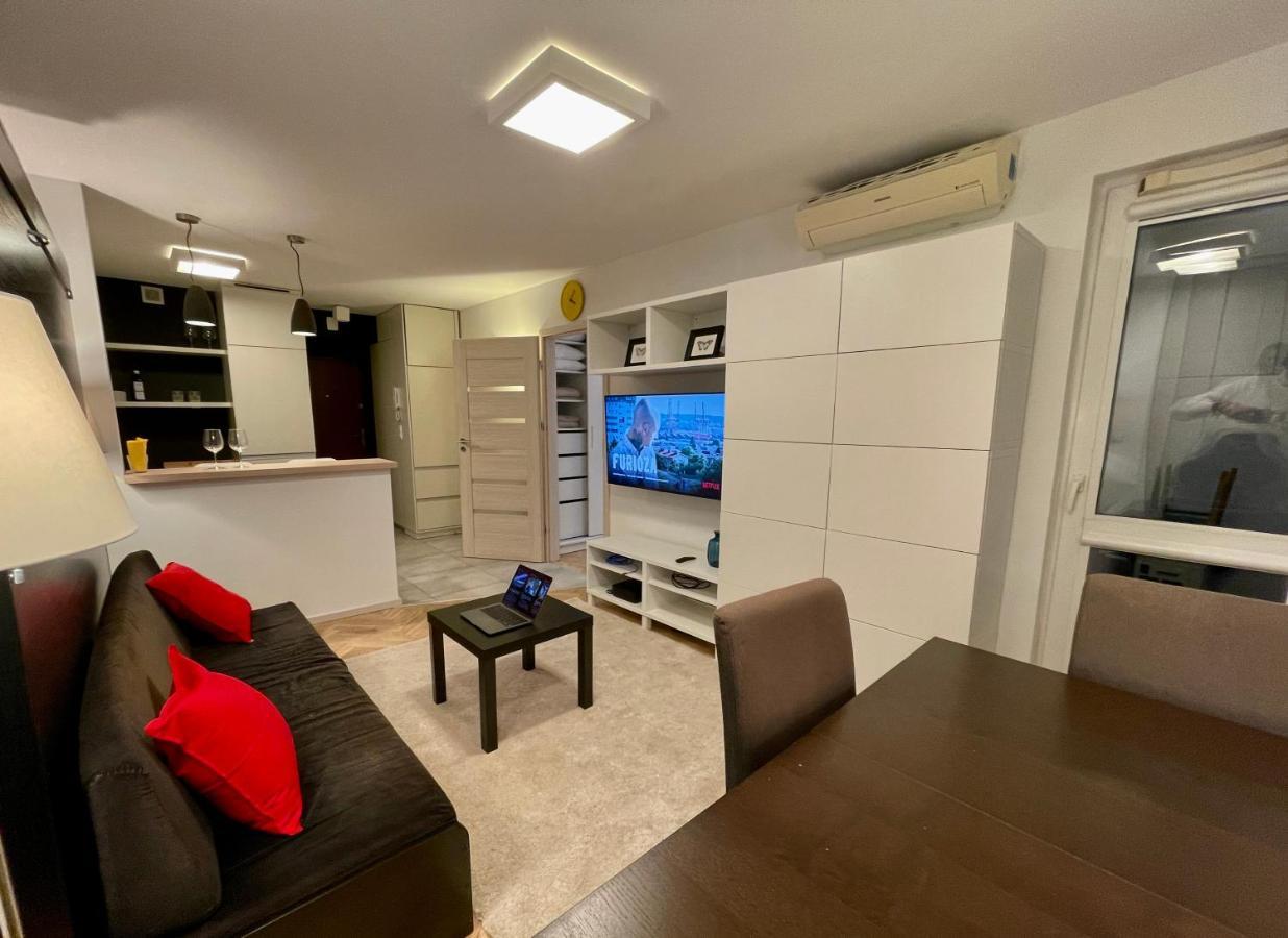 Aircondition Orange 4 Metro 65'tv Fast Wifi Netflix Hbo Appletv Apartament *