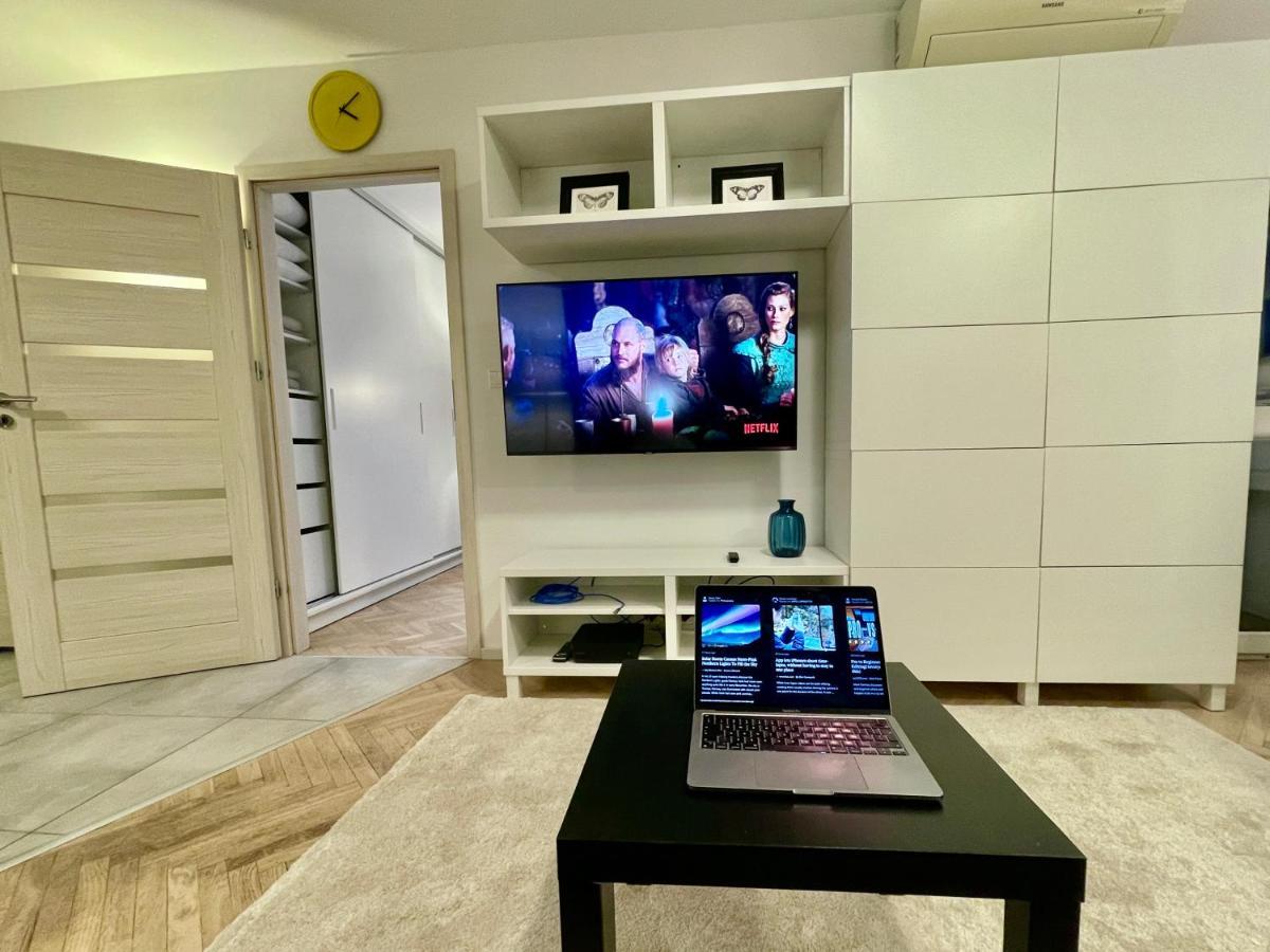 Aircondition Orange 4 Metro 65'tv Fast Wifi Netflix Hbo Appletv Warszawa