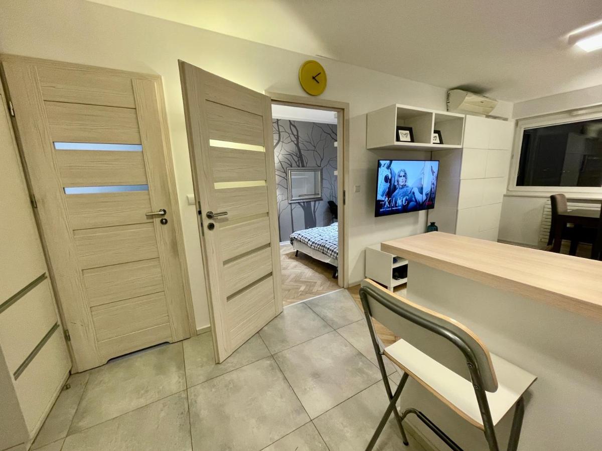Aircondition Orange 4 Metro 65'tv Fast Wifi Netflix Hbo Appletv Apartament