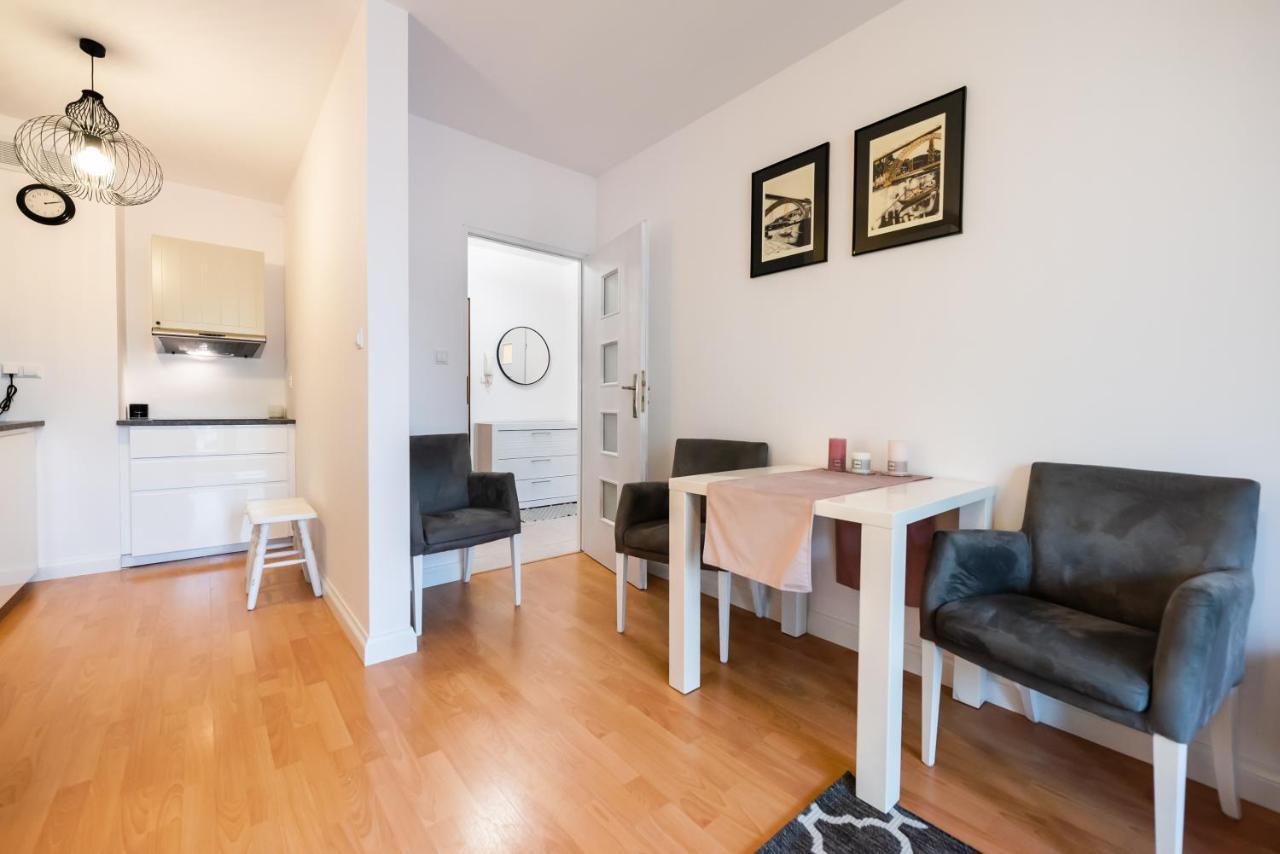 Metro Kondratowicza Velvet Apartment