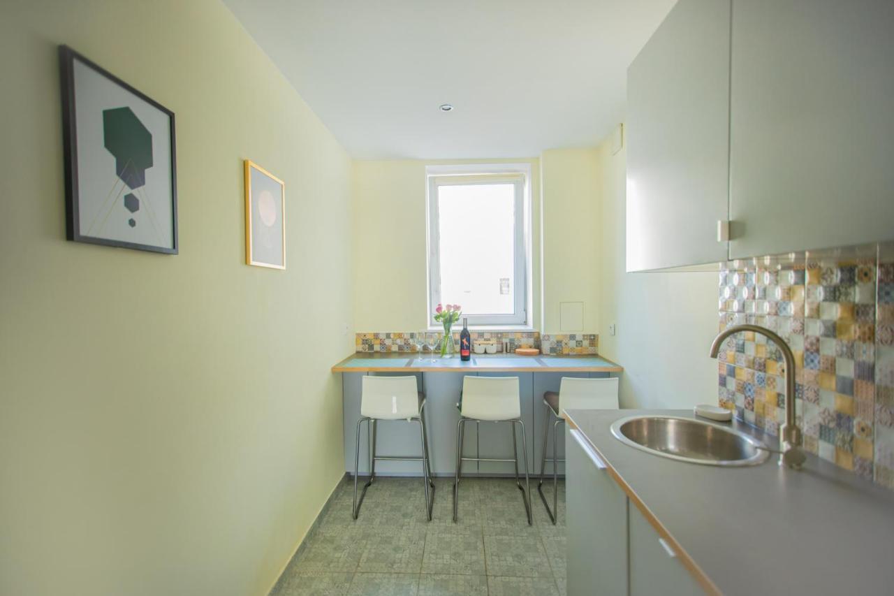 Large Flat. Great View. Center. *