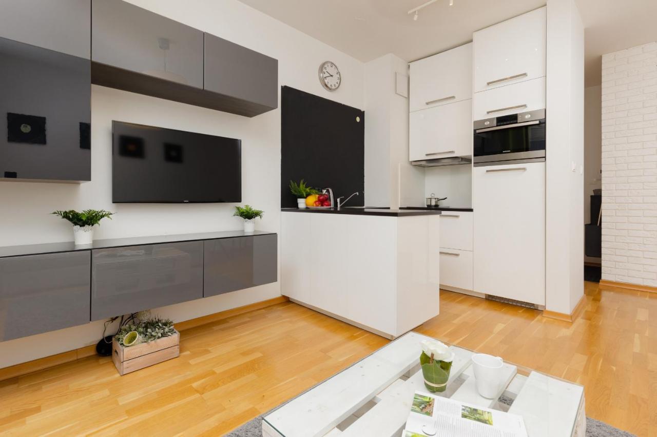 Bemowo Modern Dywizjonu 303 By Renters