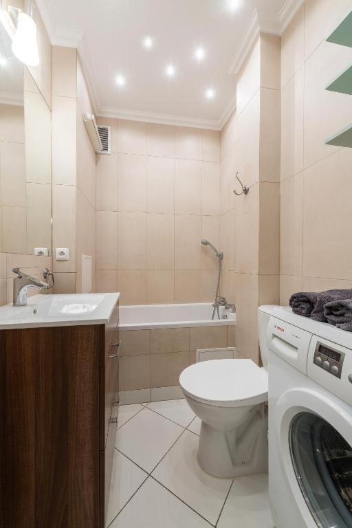Orla 6: Private With Separate Bedroom And Balcony Near Metro Warsaw