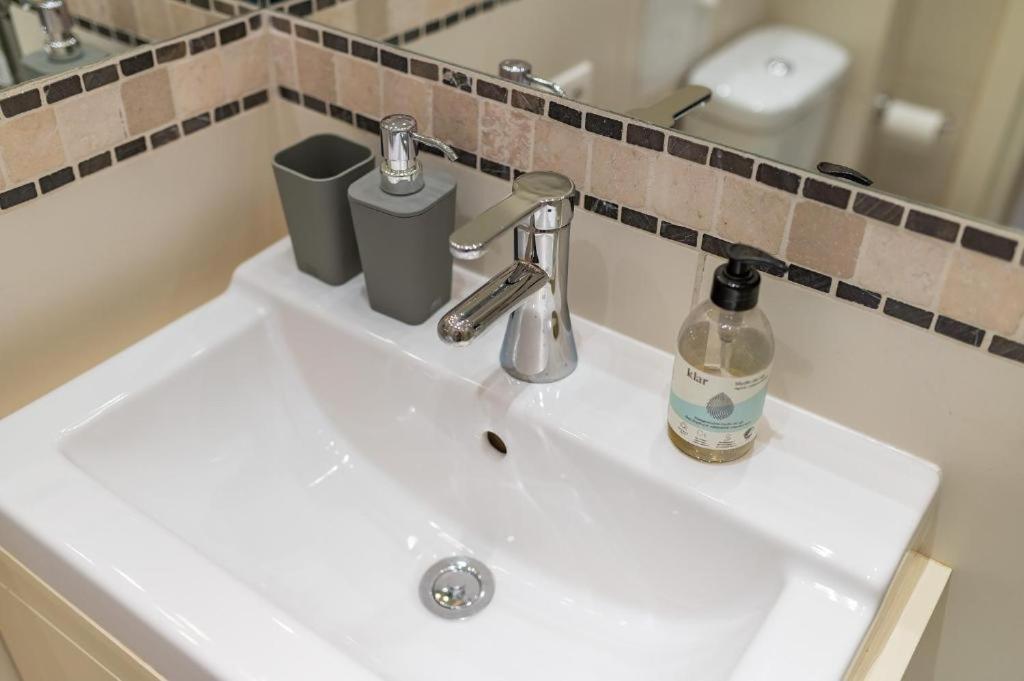 Plac Konstytucji 3: Private Center Near Metro *