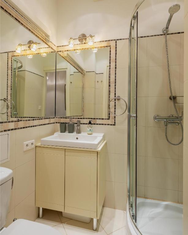 Plac Konstytucji 3: Private Center Near Metro * Warsaw