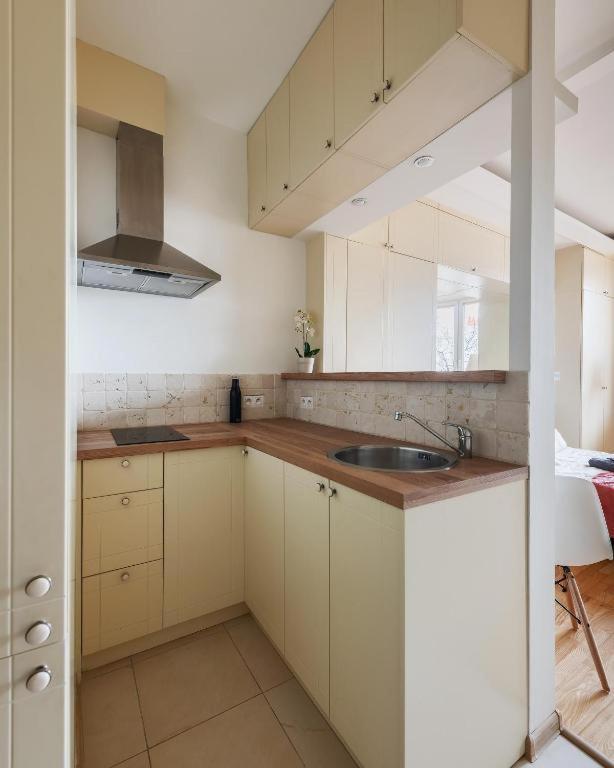 Apartment Plac Konstytucji 3: Private Center Near Metro Warsaw