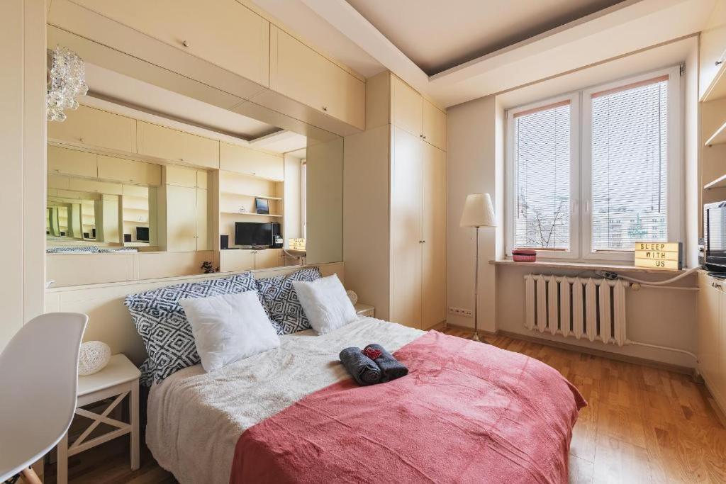 Plac Konstytucji 3: Private Center Near Metro *