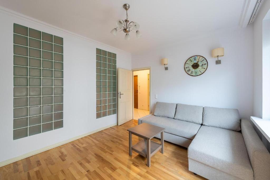 Orla 6: Private With Separate Bedroom And Balcony Near Metro