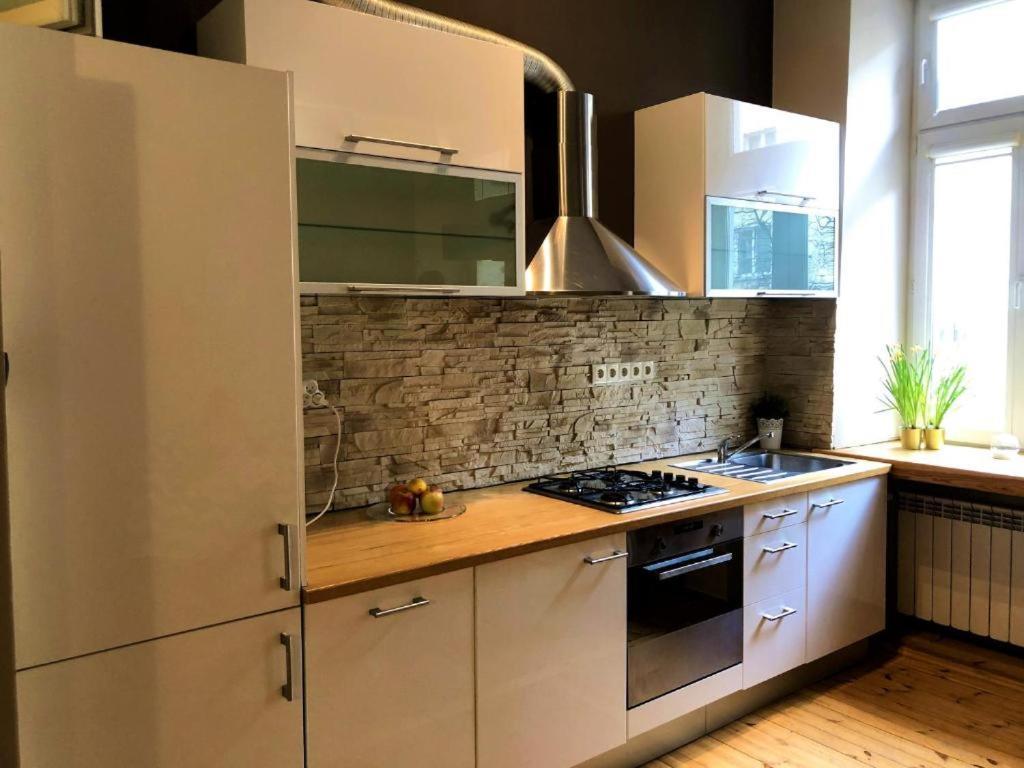Wilcza 54: Private With Balcony Apartment