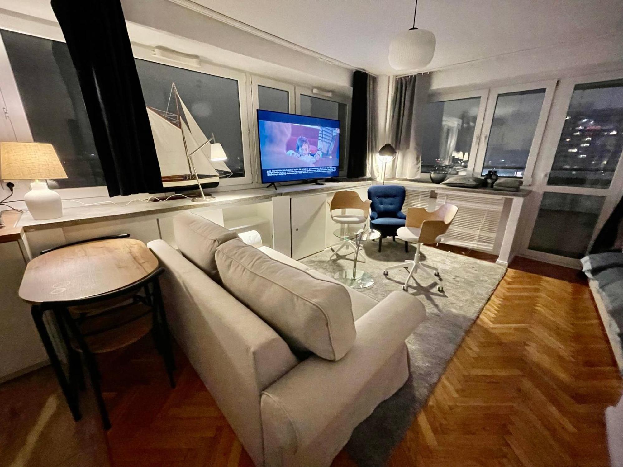 Super Grey 2 Metro Fast Wifi 65'tv Netflix Hbo Appletv+ Warsaw