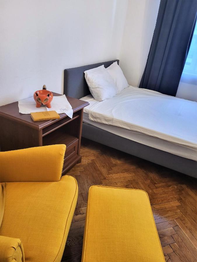 Koszykowa Near Central Station Bed & Breakfast *