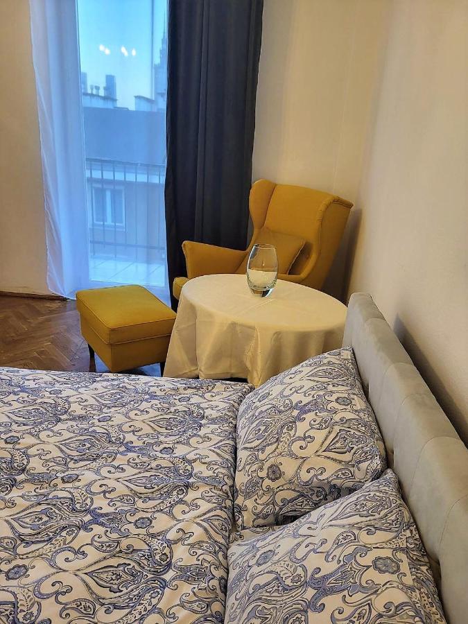 Koszykowa Near Central Station Bed & Breakfast *