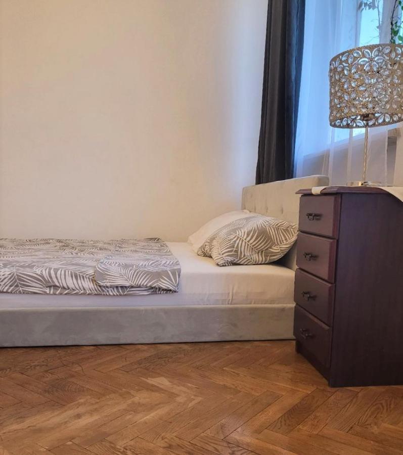 Koszykowa Near Central Station Bed & Breakfast *
