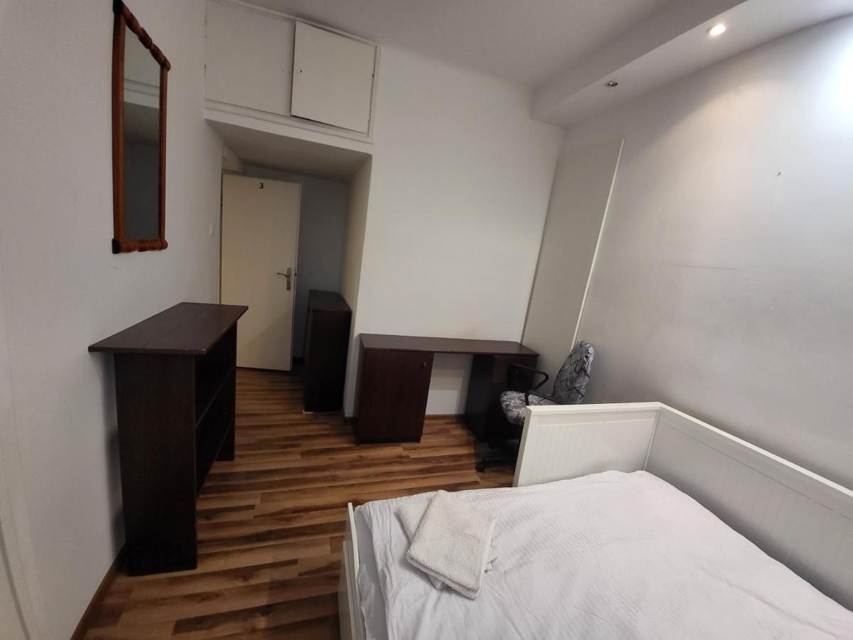 Koszykowa Near Central Station Bed & Breakfast