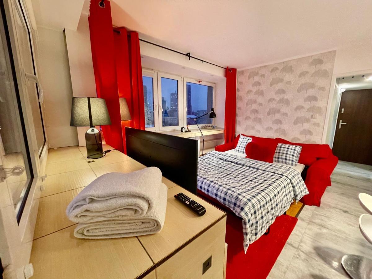 Metro Wifi 300mbs 65'tv Netflix Hbo Appletv+ Apartment Warschau