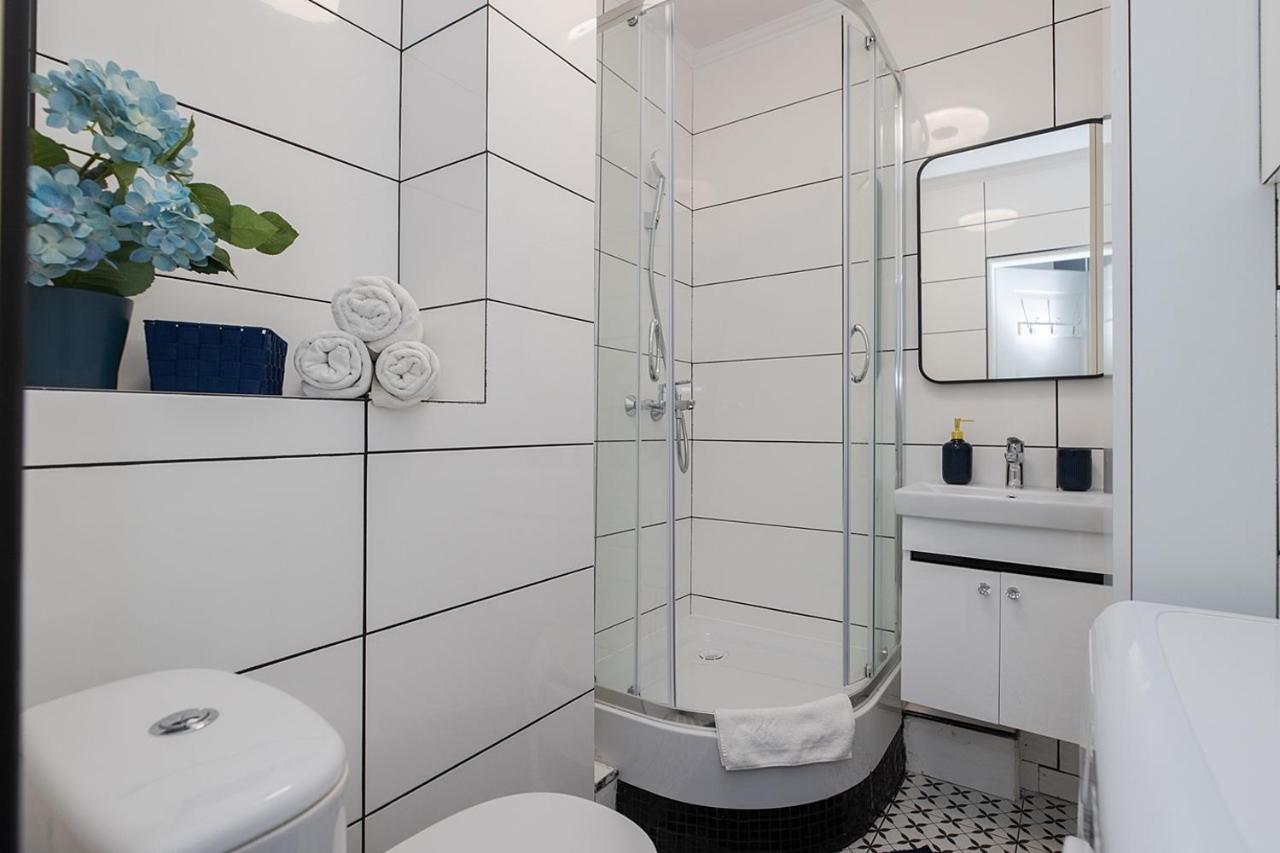 Apartment Unit By Metro Rondo Onz Short Rent Idealne Na W Warszawie Warsaw