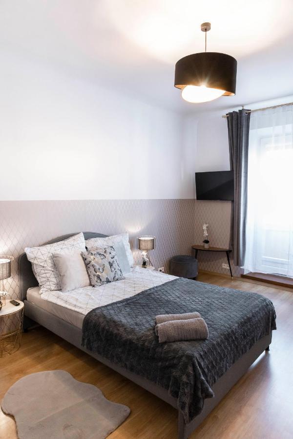 Clicktheflat Royal Route Warecka *