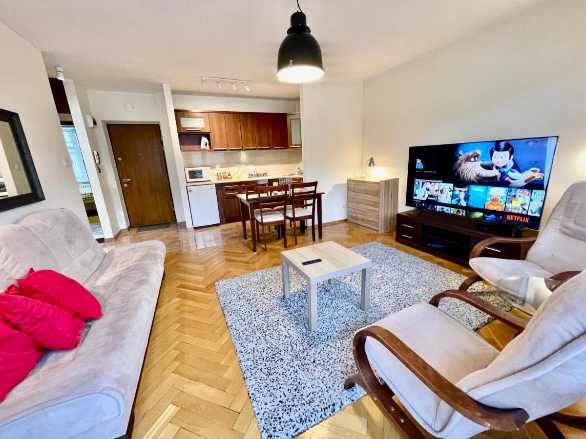 Raven Metro Fast Wifi 70'tv Netflix Hbomax Appletv Apartment Warsaw