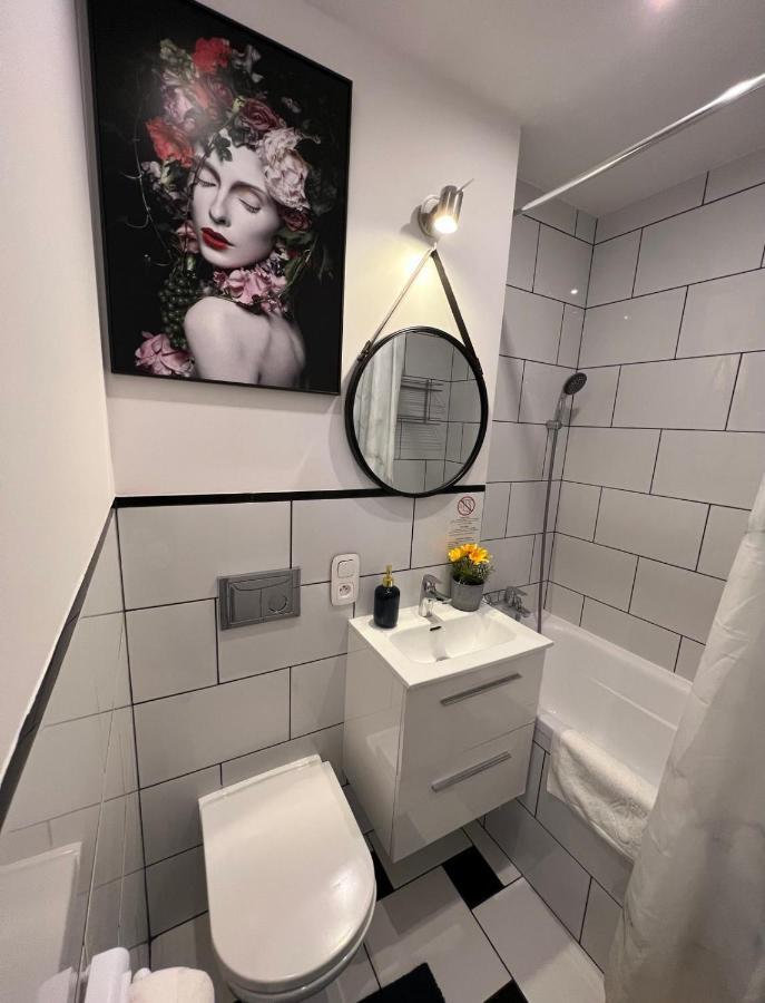 Unitapartaments Short Rent In By Metro Station Rondo Onz With 3bedrooms 23 Apartament Warszawa